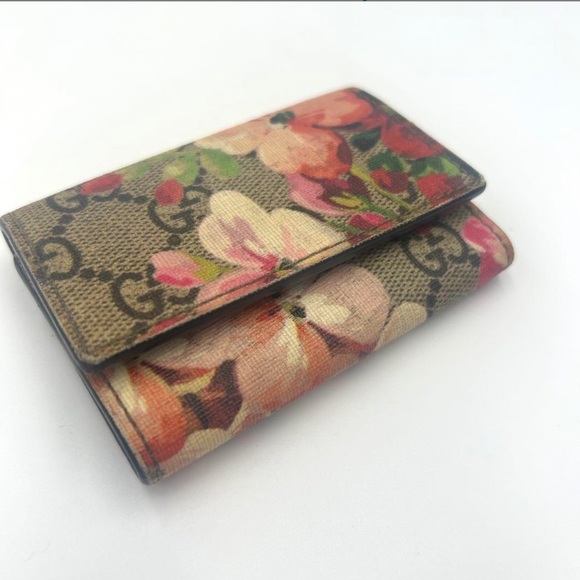 Gucci Floral KeyCase - Picture 5 of 14